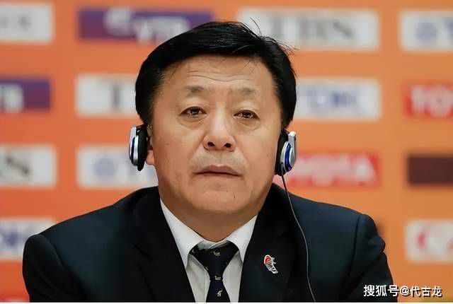 瓦拉内目前和滕哈赫之间的关系并不融洽，他有可能在一月份离开曼联。